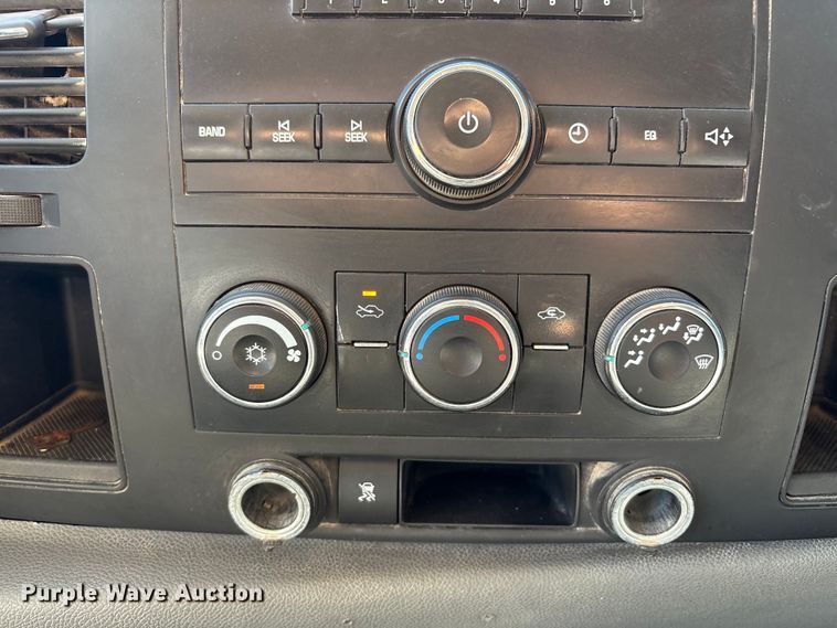 image for item EF6140 2011 Chevrolet Silverado 2500HD Crew Cab pickup truck