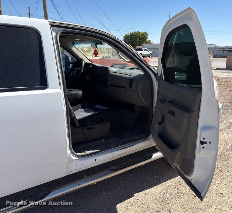 image for item EF6140 2011 Chevrolet Silverado 2500HD Crew Cab pickup truck