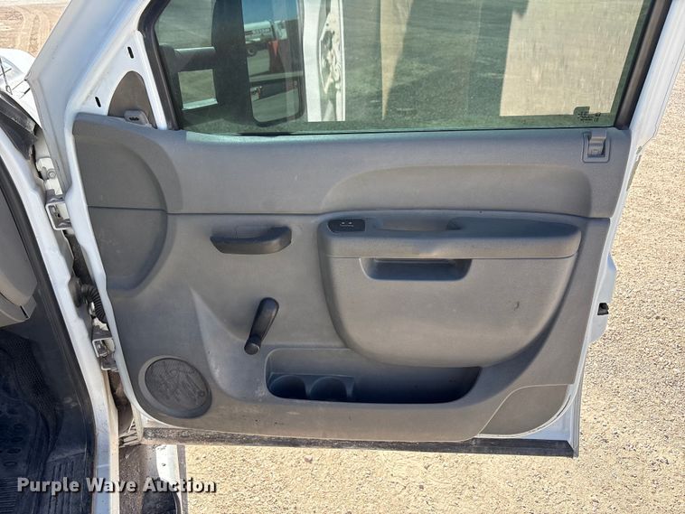 image for item EF6140 2011 Chevrolet Silverado 2500HD Crew Cab pickup truck