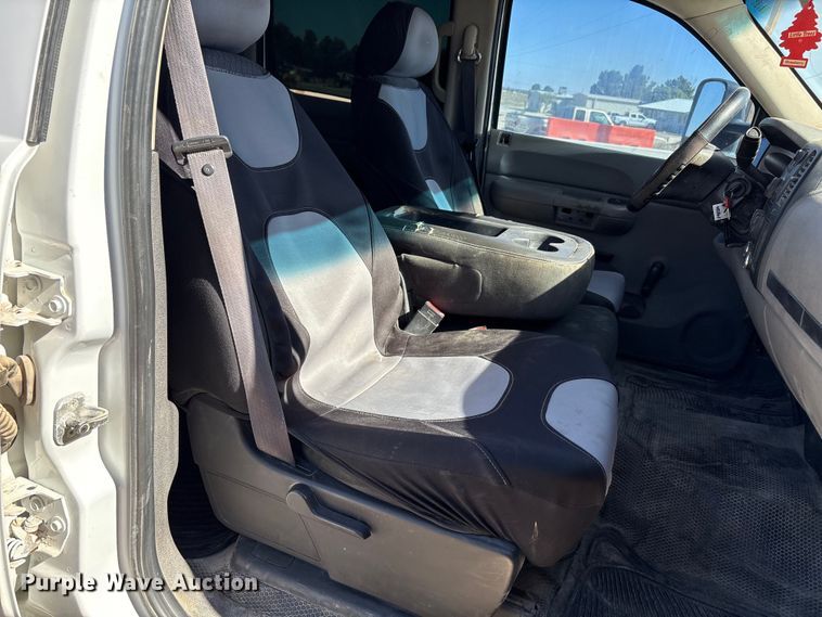 image for item EF6140 2011 Chevrolet Silverado 2500HD Crew Cab pickup truck