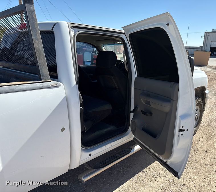 image for item EF6140 2011 Chevrolet Silverado 2500HD Crew Cab pickup truck