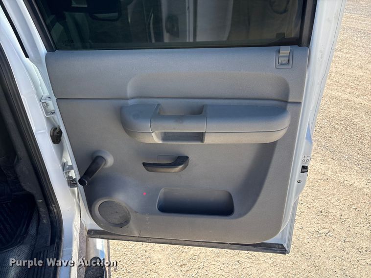 image for item EF6140 2011 Chevrolet Silverado 2500HD Crew Cab pickup truck