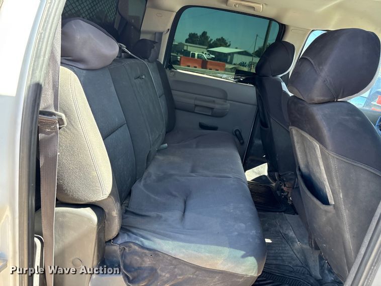 image for item EF6140 2011 Chevrolet Silverado 2500HD Crew Cab pickup truck