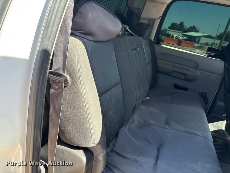 image for item EF6140 2011 Chevrolet Silverado 2500HD Crew Cab pickup truck