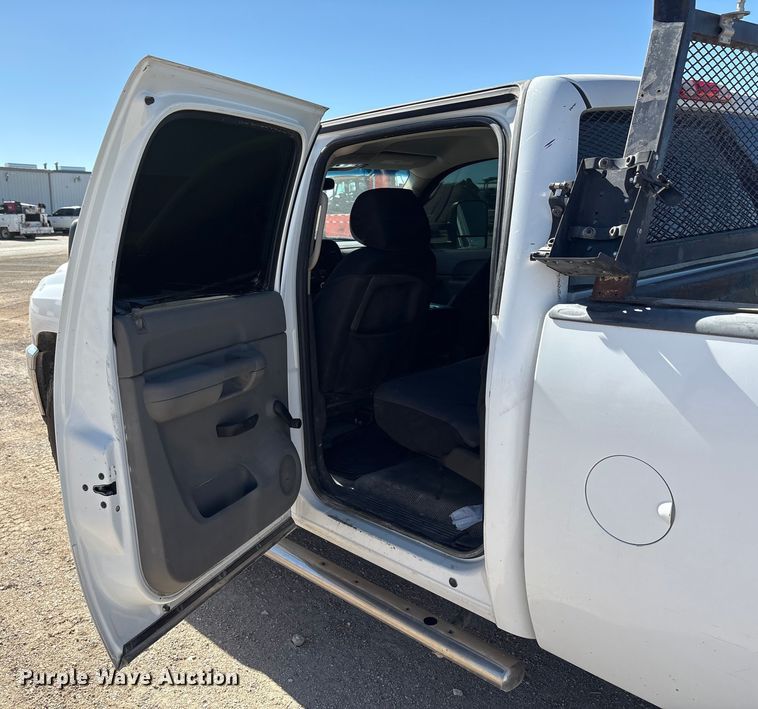image for item EF6140 2011 Chevrolet Silverado 2500HD Crew Cab pickup truck
