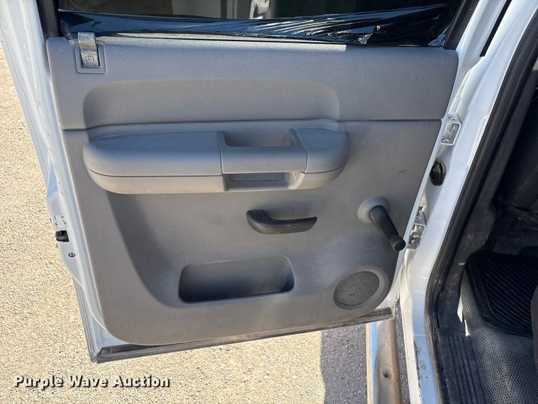 image for item EF6140 2011 Chevrolet Silverado 2500HD Crew Cab pickup truck