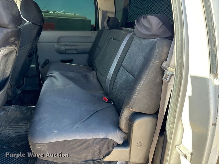 image for item EF6140 2011 Chevrolet Silverado 2500HD Crew Cab pickup truck