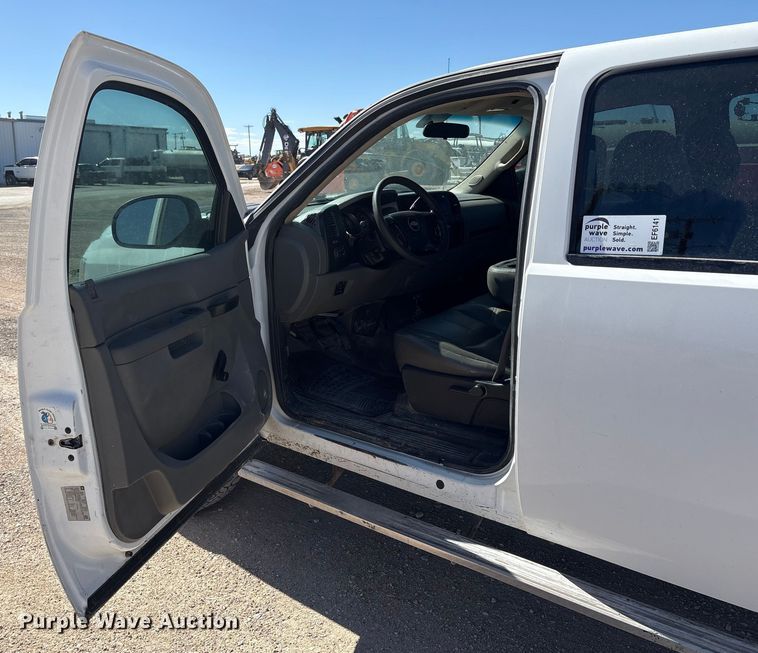 image for item EF6141 2013 Chevrolet Silverado 2500HD Crew Cab pickup truck