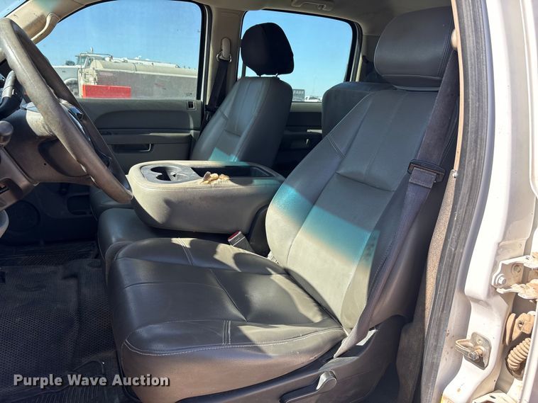 image for item EF6141 2013 Chevrolet Silverado 2500HD Crew Cab pickup truck