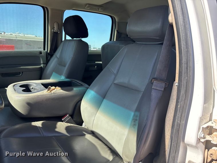 image for item EF6141 2013 Chevrolet Silverado 2500HD Crew Cab pickup truck