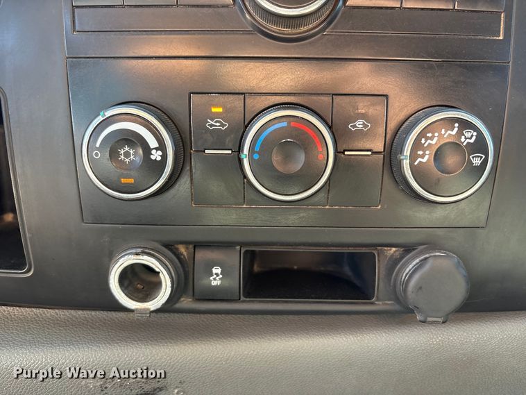 image for item EF6141 2013 Chevrolet Silverado 2500HD Crew Cab pickup truck