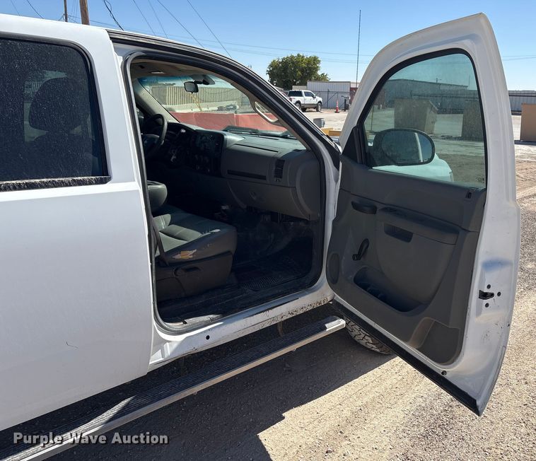 image for item EF6141 2013 Chevrolet Silverado 2500HD Crew Cab pickup truck