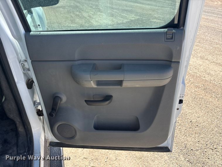 image for item EF6141 2013 Chevrolet Silverado 2500HD Crew Cab pickup truck