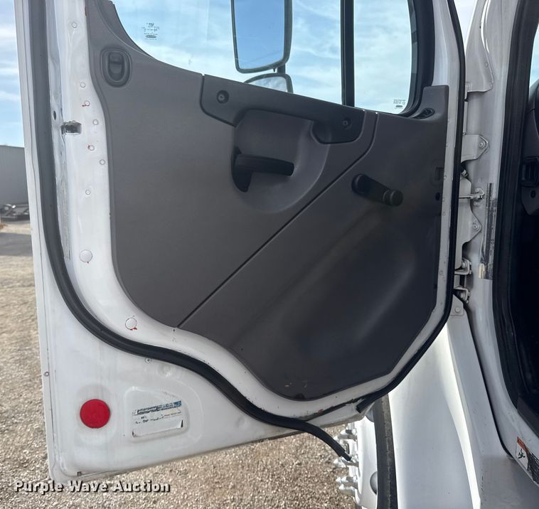 image for item EG1746 2014 Freightliner Business Class M2 box truck