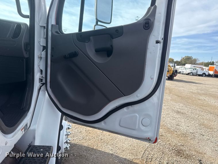 image for item EG1746 2014 Freightliner Business Class M2 box truck