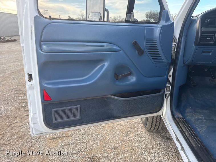 image for item EG1750 1994 Ford F350 XL flatbed pickup truck