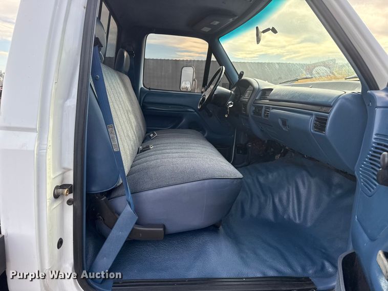 image for item EG1750 1994 Ford F350 XL flatbed pickup truck