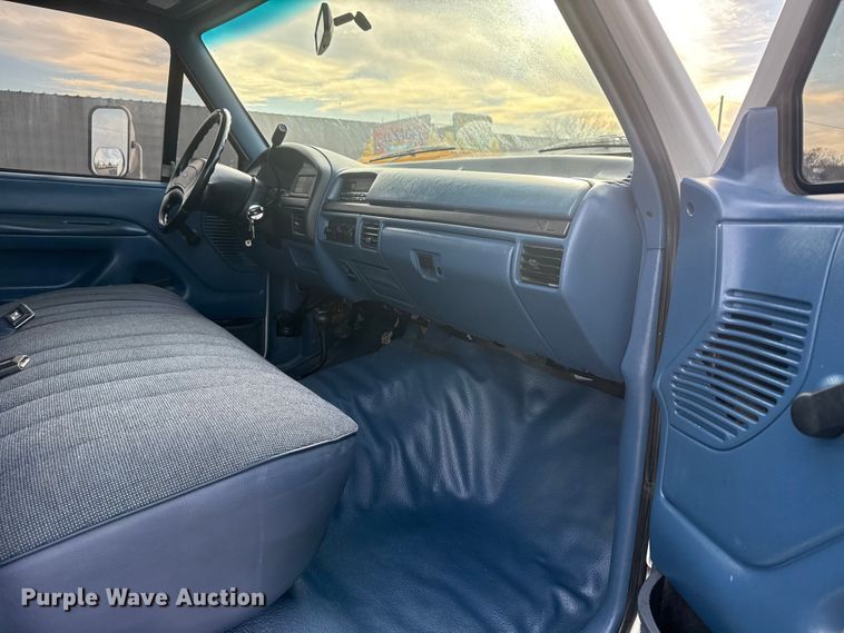 image for item EG1750 1994 Ford F350 XL flatbed pickup truck