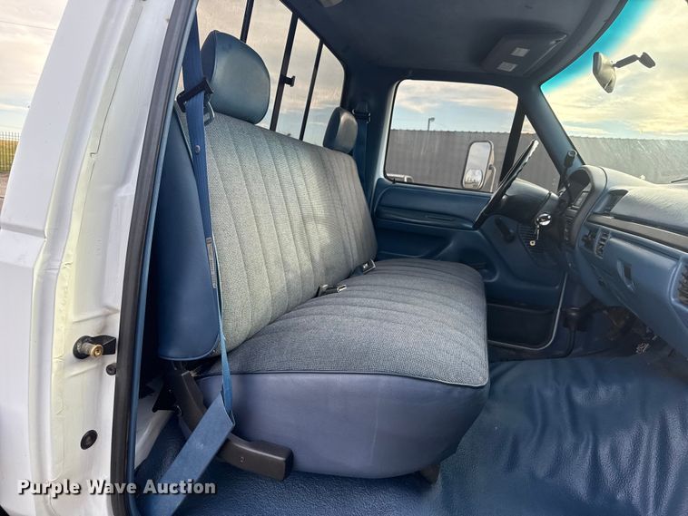 image for item EG1750 1994 Ford F350 XL flatbed pickup truck