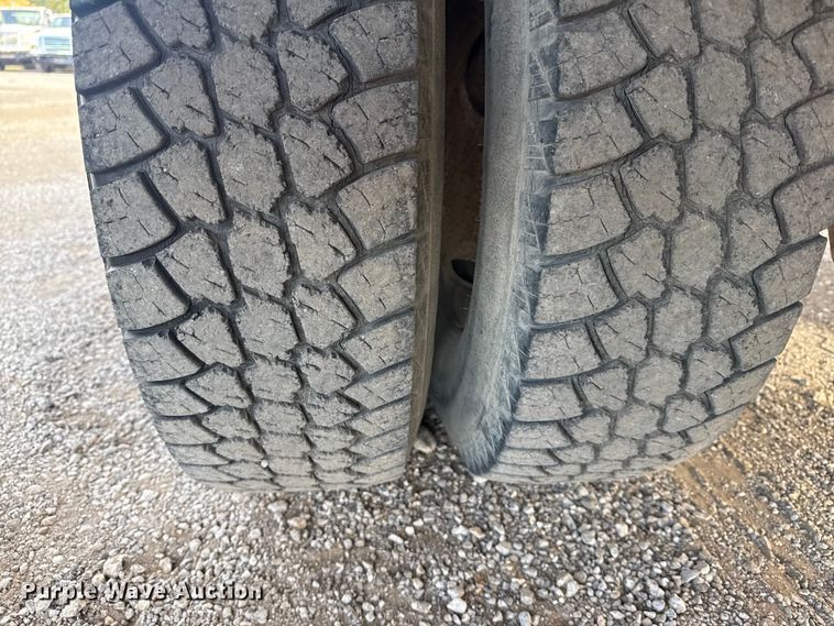 image for item EG1750 1994 Ford F350 XL flatbed pickup truck