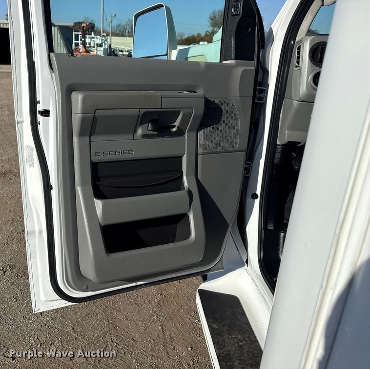 image for item EG1755 2011 Ford E450 medical exam van