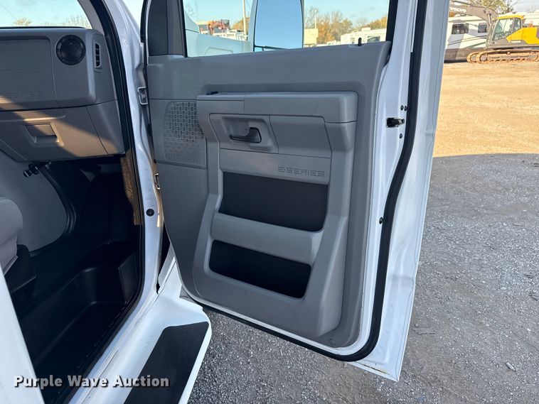 image for item EG1755 2011 Ford E450 medical exam van