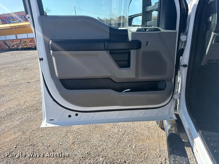 image for item EG1758 2019 Ford F550 Super Duty XL pickup truck cab and chassis