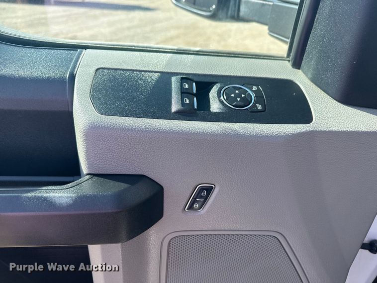 image for item EG1758 2019 Ford F550 Super Duty XL pickup truck cab and chassis