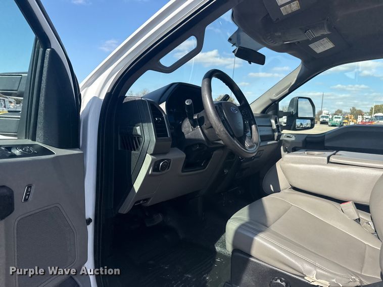 image for item EG1758 2019 Ford F550 Super Duty XL pickup truck cab and chassis