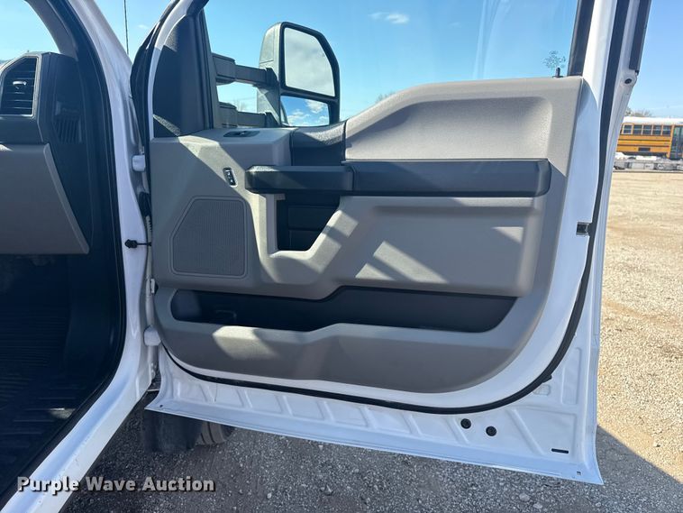 image for item EG1758 2019 Ford F550 Super Duty XL pickup truck cab and chassis