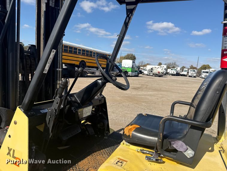 image for item EG1760 1999 Hyster H80XL forklift