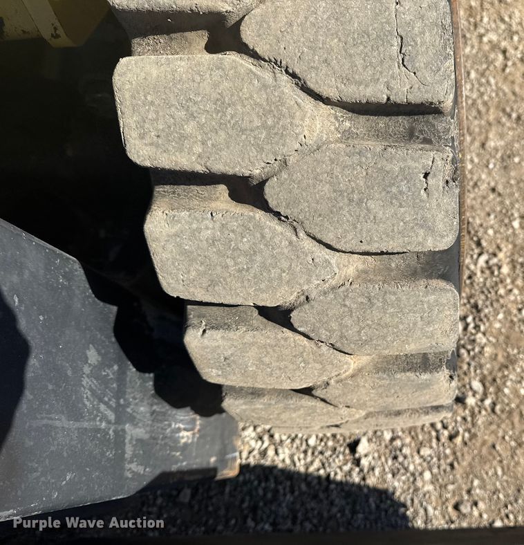 image for item EG1760 1999 Hyster H80XL forklift