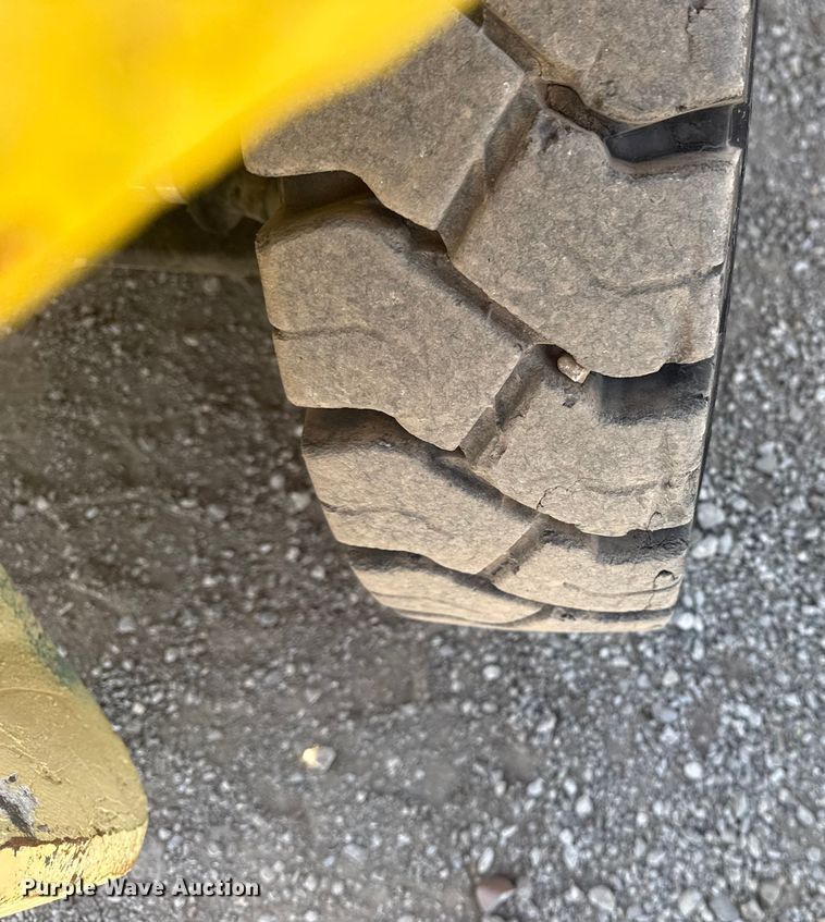 image for item EG1760 1999 Hyster H80XL forklift