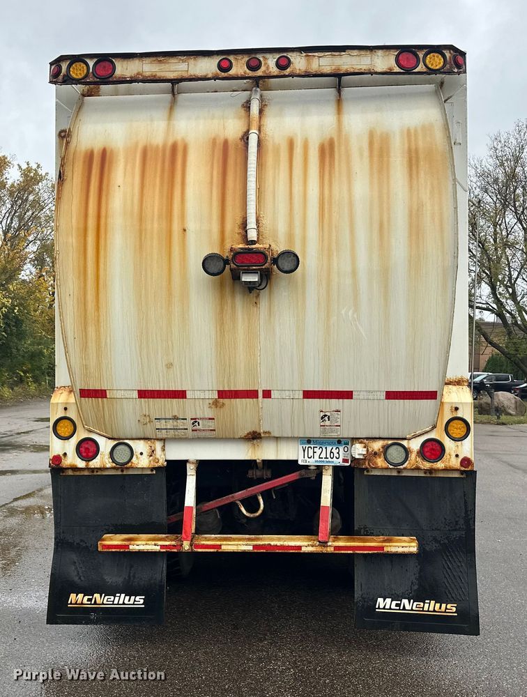 image for item EL0067 2008 Peterbilt PB320 refuse truck