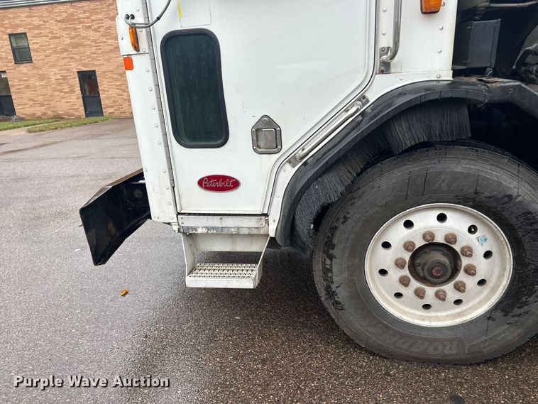 image for item EL0067 2008 Peterbilt PB320 refuse truck
