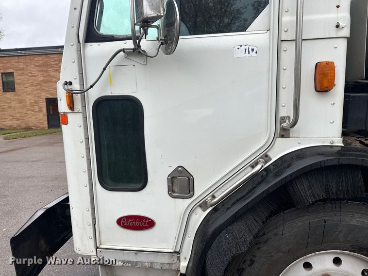 image for item EL0067 2008 Peterbilt PB320 refuse truck