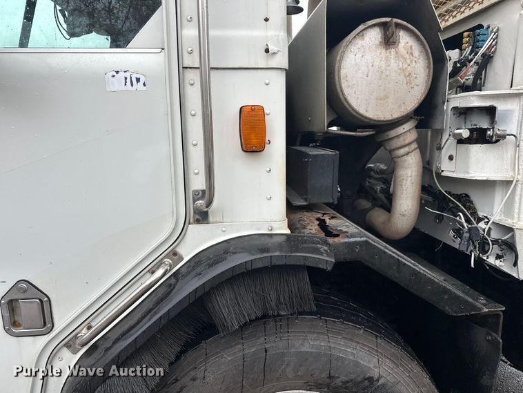 image for item EL0067 2008 Peterbilt PB320 refuse truck