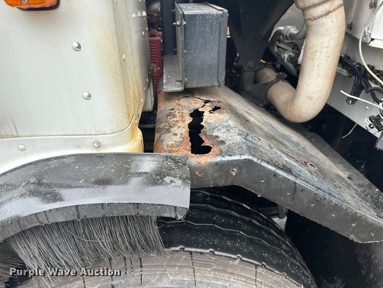 image for item EL0067 2008 Peterbilt PB320 refuse truck