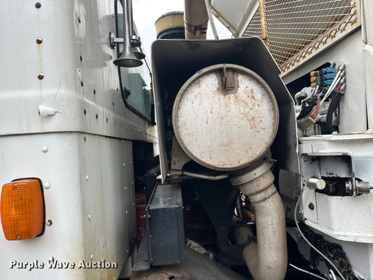 image for item EL0067 2008 Peterbilt PB320 refuse truck