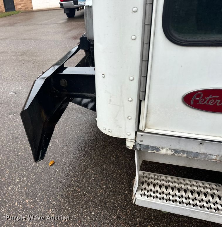 image for item EL0067 2008 Peterbilt PB320 refuse truck