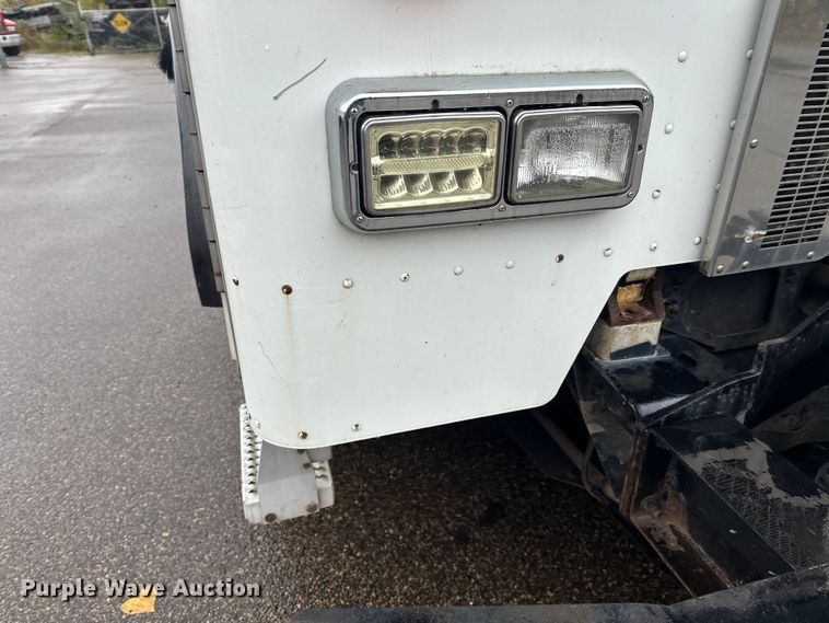 image for item EL0067 2008 Peterbilt PB320 refuse truck