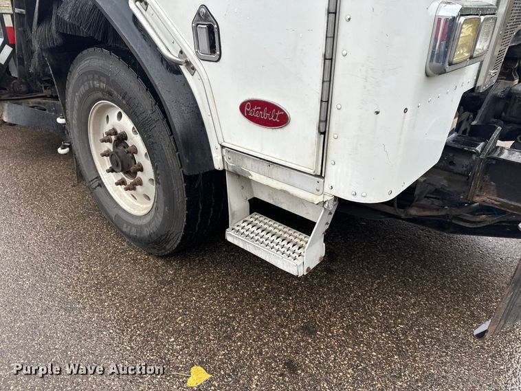 image for item EL0067 2008 Peterbilt PB320 refuse truck