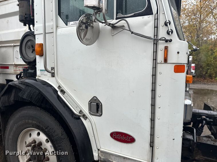image for item EL0067 2008 Peterbilt PB320 refuse truck