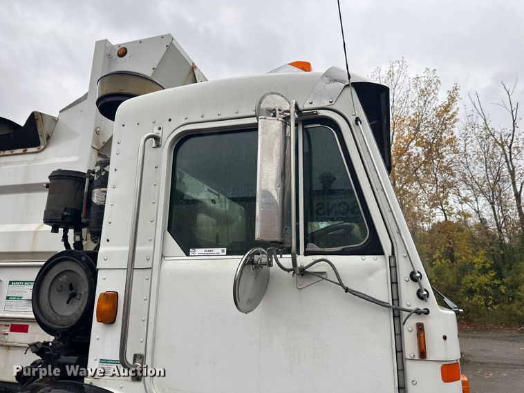 image for item EL0067 2008 Peterbilt PB320 refuse truck