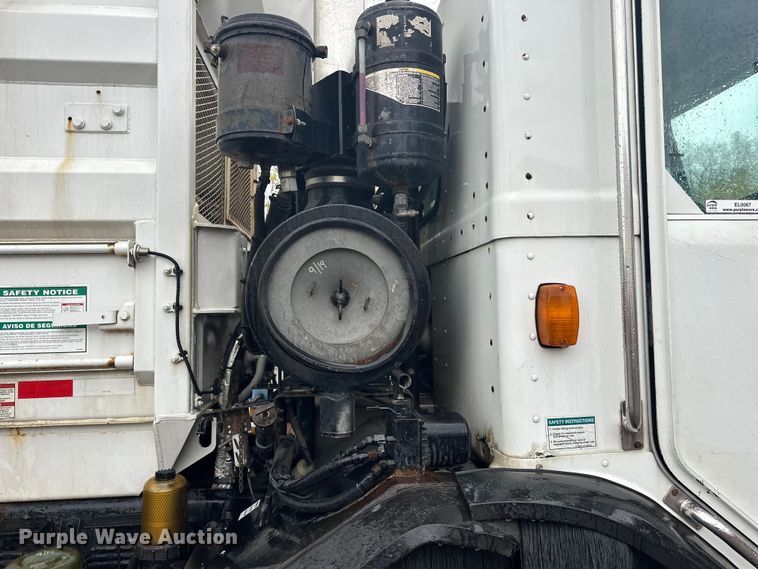 image for item EL0067 2008 Peterbilt PB320 refuse truck