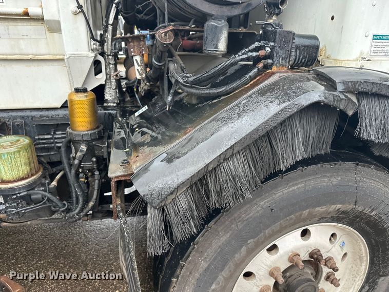 image for item EL0067 2008 Peterbilt PB320 refuse truck