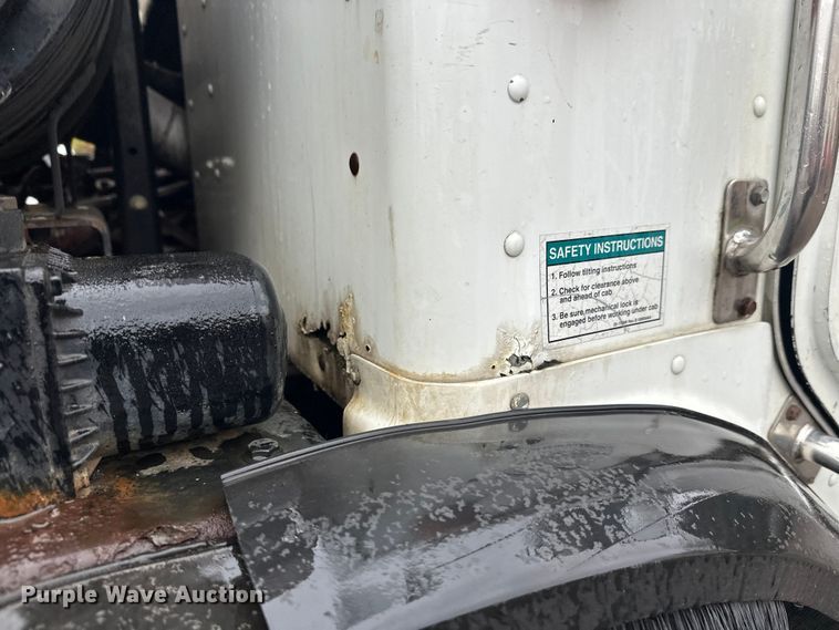 image for item EL0067 2008 Peterbilt PB320 refuse truck