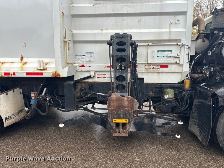 image for item EL0067 2008 Peterbilt PB320 refuse truck