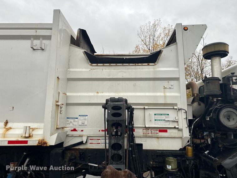 image for item EL0067 2008 Peterbilt PB320 refuse truck