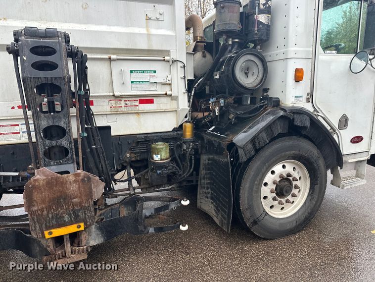 image for item EL0067 2008 Peterbilt PB320 refuse truck